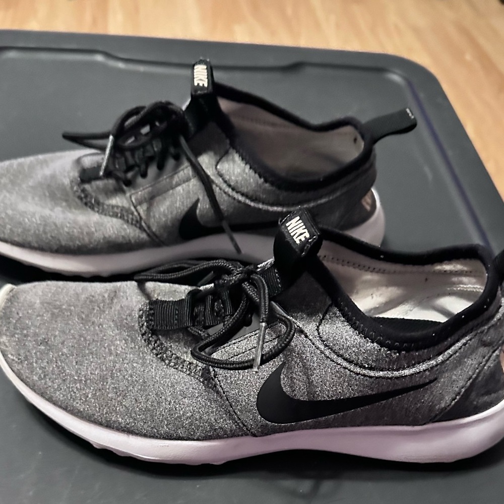 Women’s Nike Vachetta Juvenate SE size 7 1/2